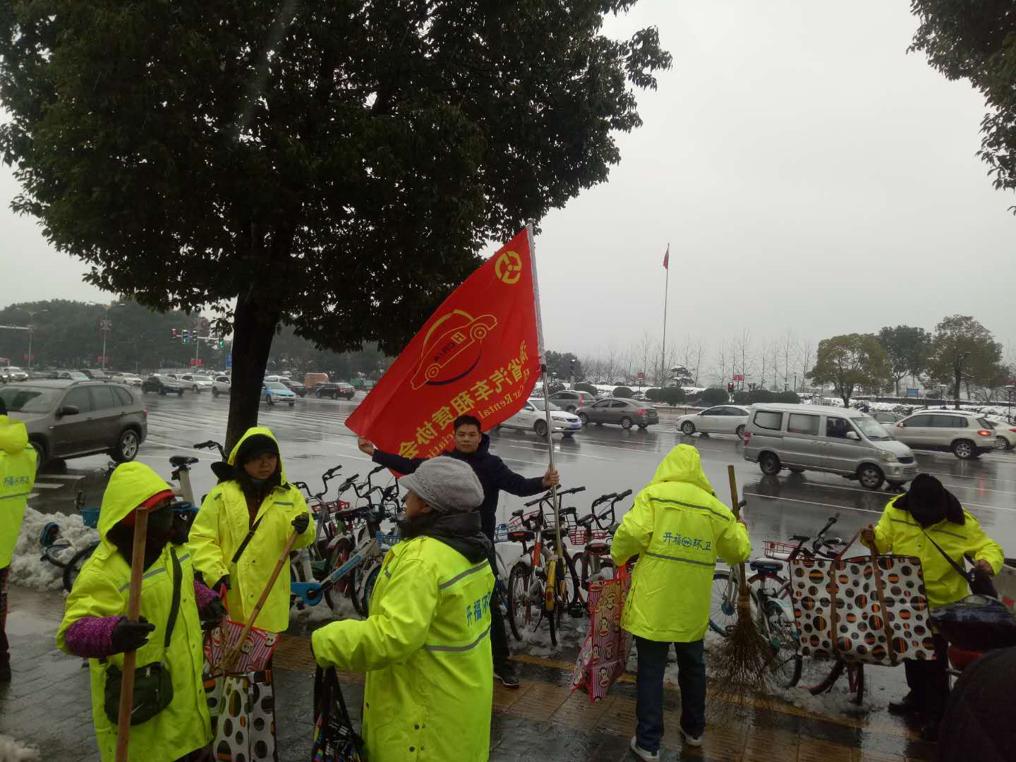 志愿者看望環(huán)衛(wèi)工，一對環(huán)衛(wèi)夫妻照顧腦積水兒子 29 年