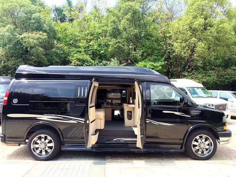 汪涵開車接李宇春上節(jié)目，被問：車是你從哪里租來的嗎？