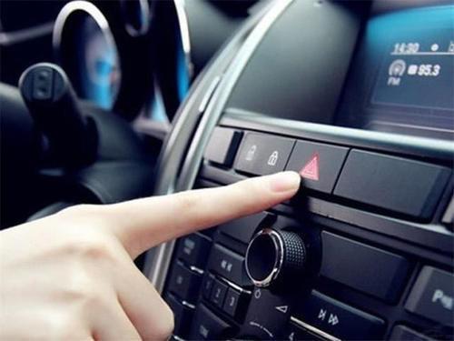 汽車油門出現(xiàn)問題時怎么應(yīng)急處理